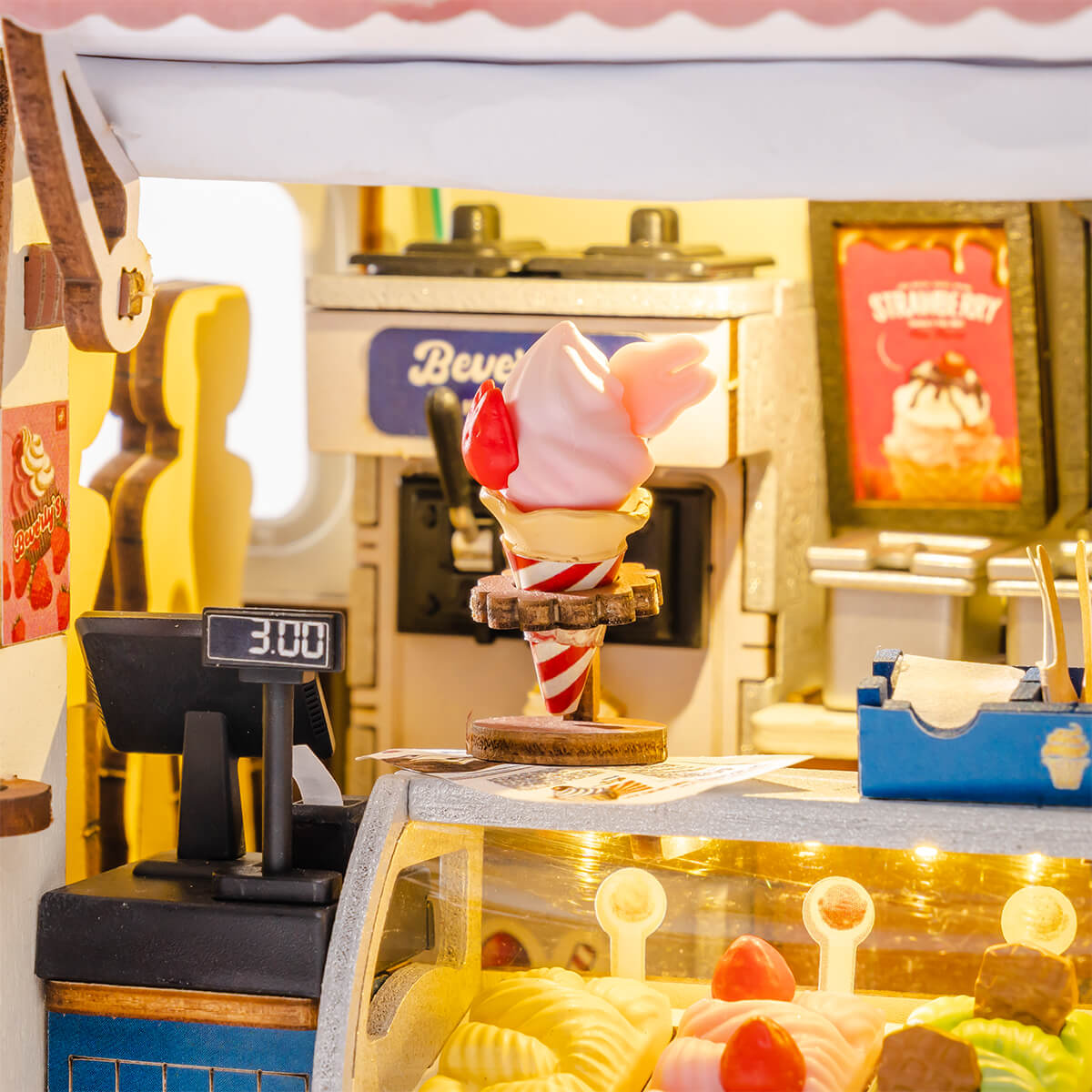 Beverly's ijswagen TGS06 toonbankdetail met ijsvriezer en menudisplay