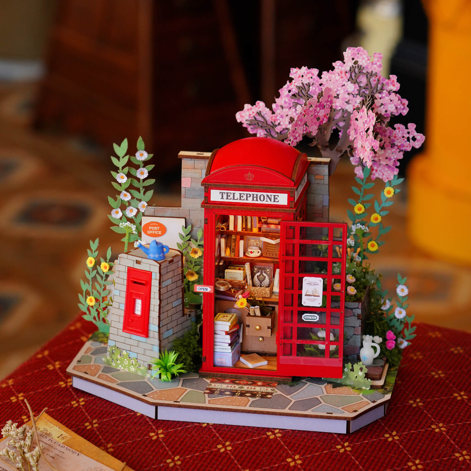 Blossom Book Booth weergegeven op een warme houten tafel met verlichting op