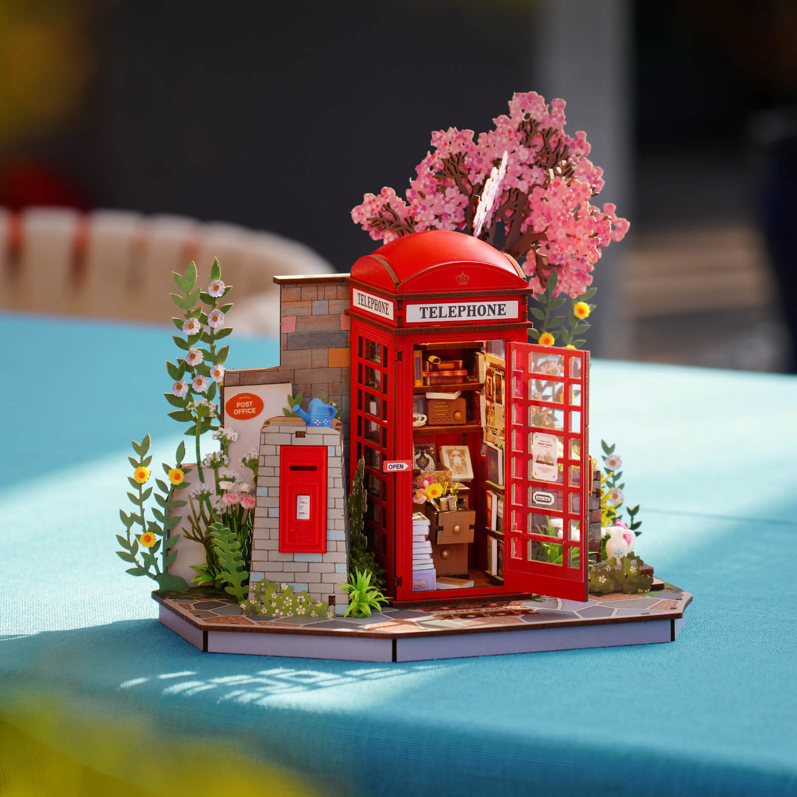 Blossom Book Booth TGS05 gloeiende nachtscène met rode cabine en bloemen