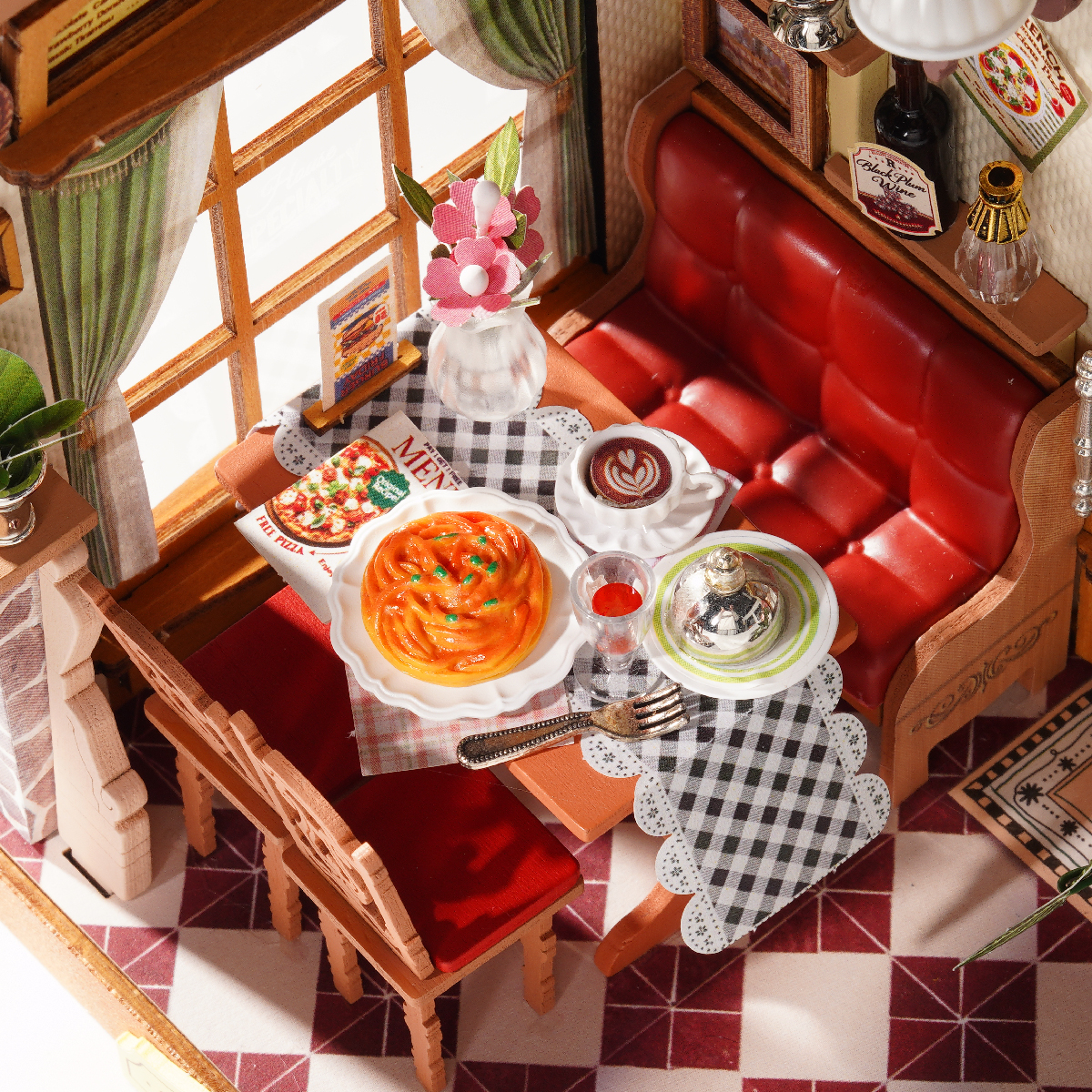 Champs-Elysees Bistrotafeldetail met rode cabine, borden, drankjes en dessert