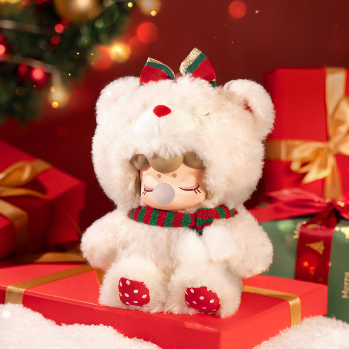 Rolife Nanci kerstbeer pluche hanger in een feestelijke geschenkscène