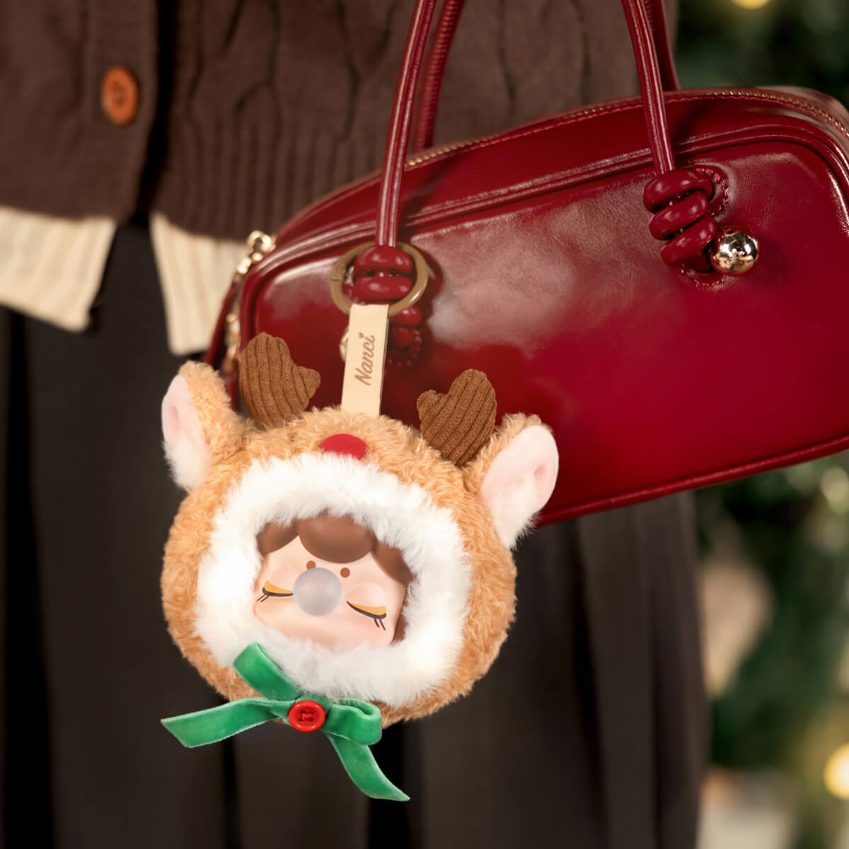 Nanci Christmas Gift rendierhanger hangend aan een handtas