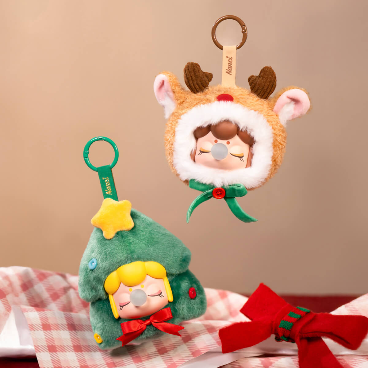 Nanci Kerstcadeau rendieren en kerstboomhangers in een gestileerde scène