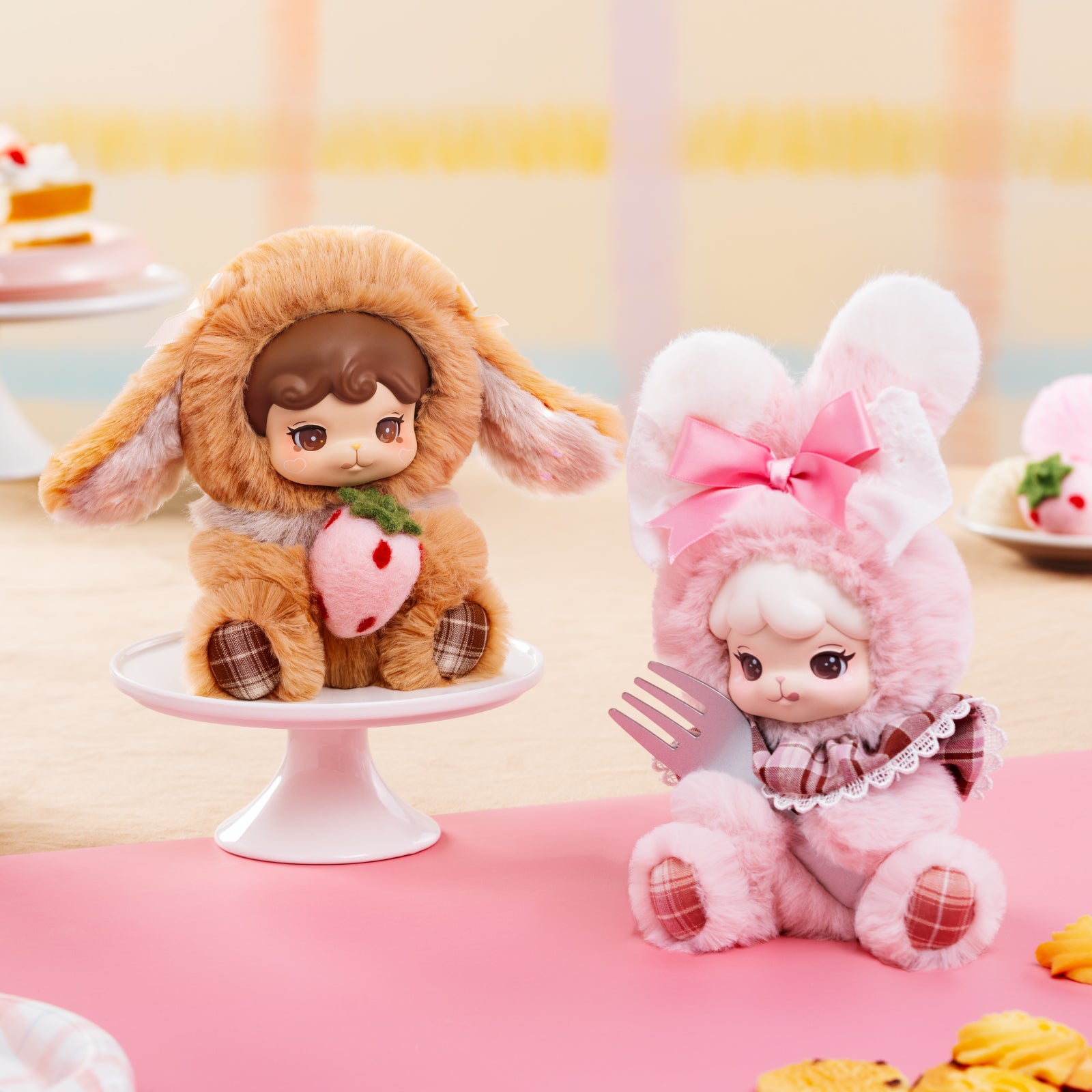 Crème en Cookii Bunny pluchen hangers samen tentoongesteld op een dessertblad
