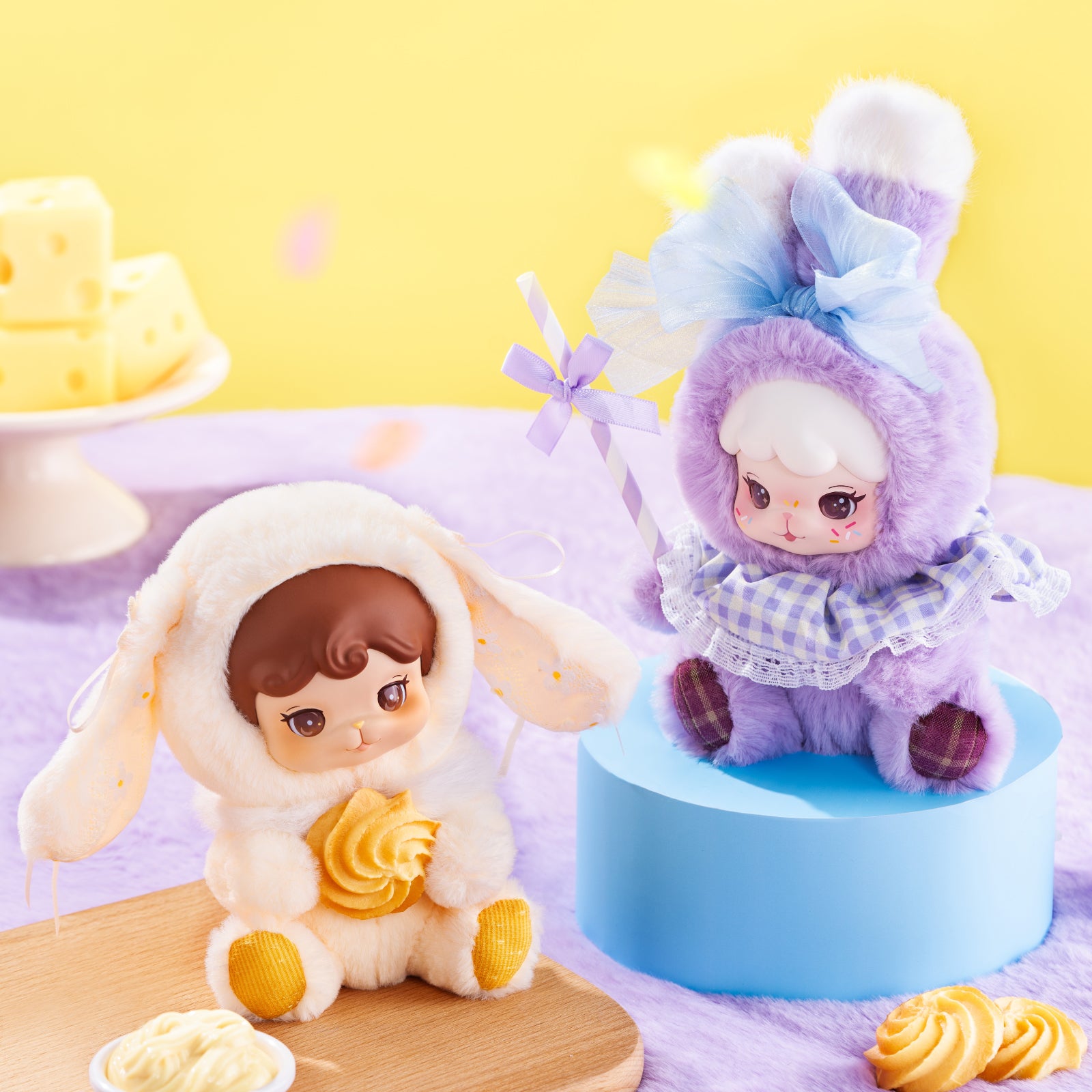 Cookii Bunny pluche hanger op een gele achtergrond