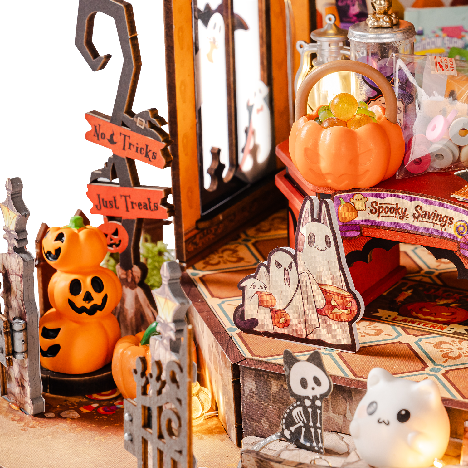 Rolife Haunted Candy House close-up van pompoenen, geesten en trick-or-treat entreedetails