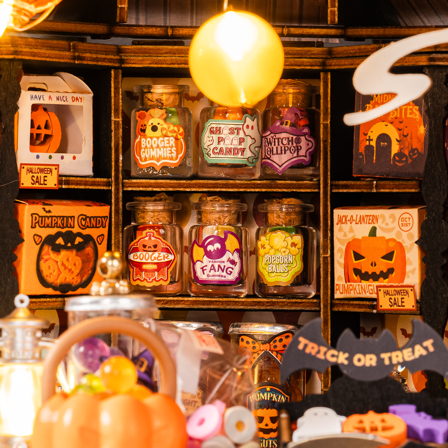 Rolife Haunted Candy House close-up van gloeiende snoeppotten en spookachtige winkelplanken