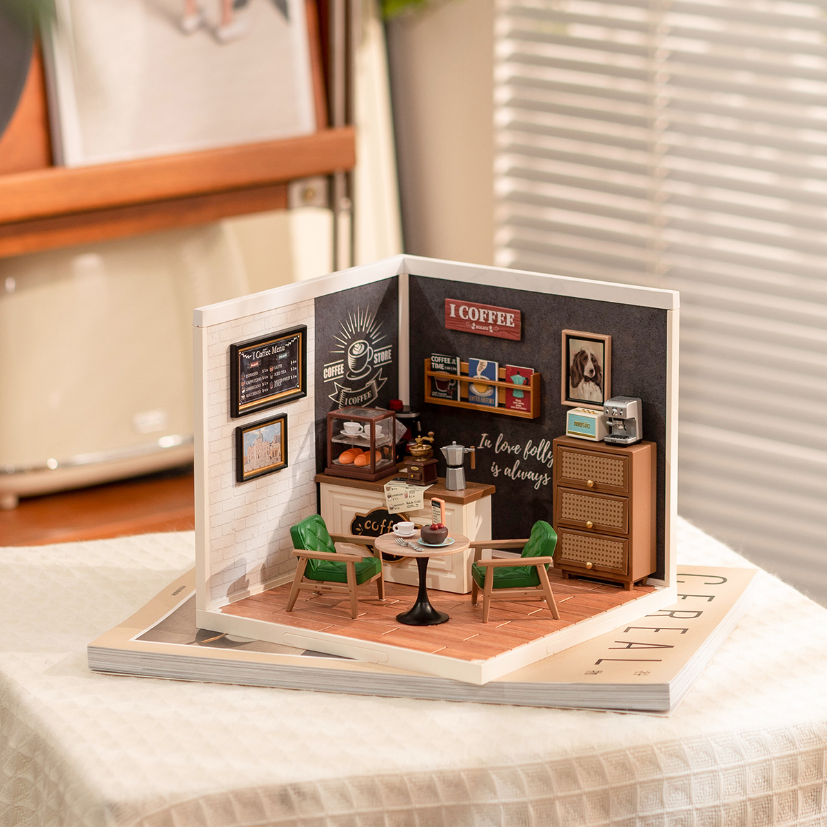 Rolife Daily Inspiration Cafe Super Creator Miniatuurhuis DW001B tafelbladscène voor een raam