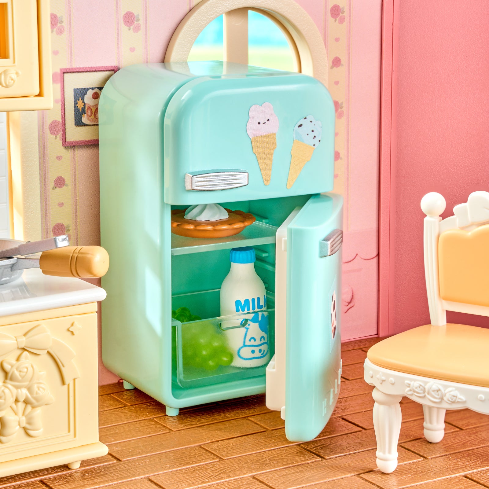 Rolife Fairy Rose Cottage HH001 koelkast en eethoek met pastelkleurig meubilair.