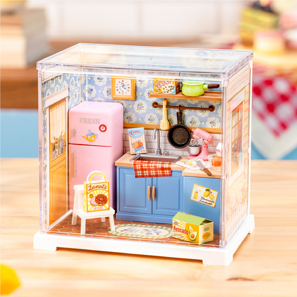 Rolife Homely Baking Kitchen DWS08B miniatuurkamer in een thuisscène met stofkap