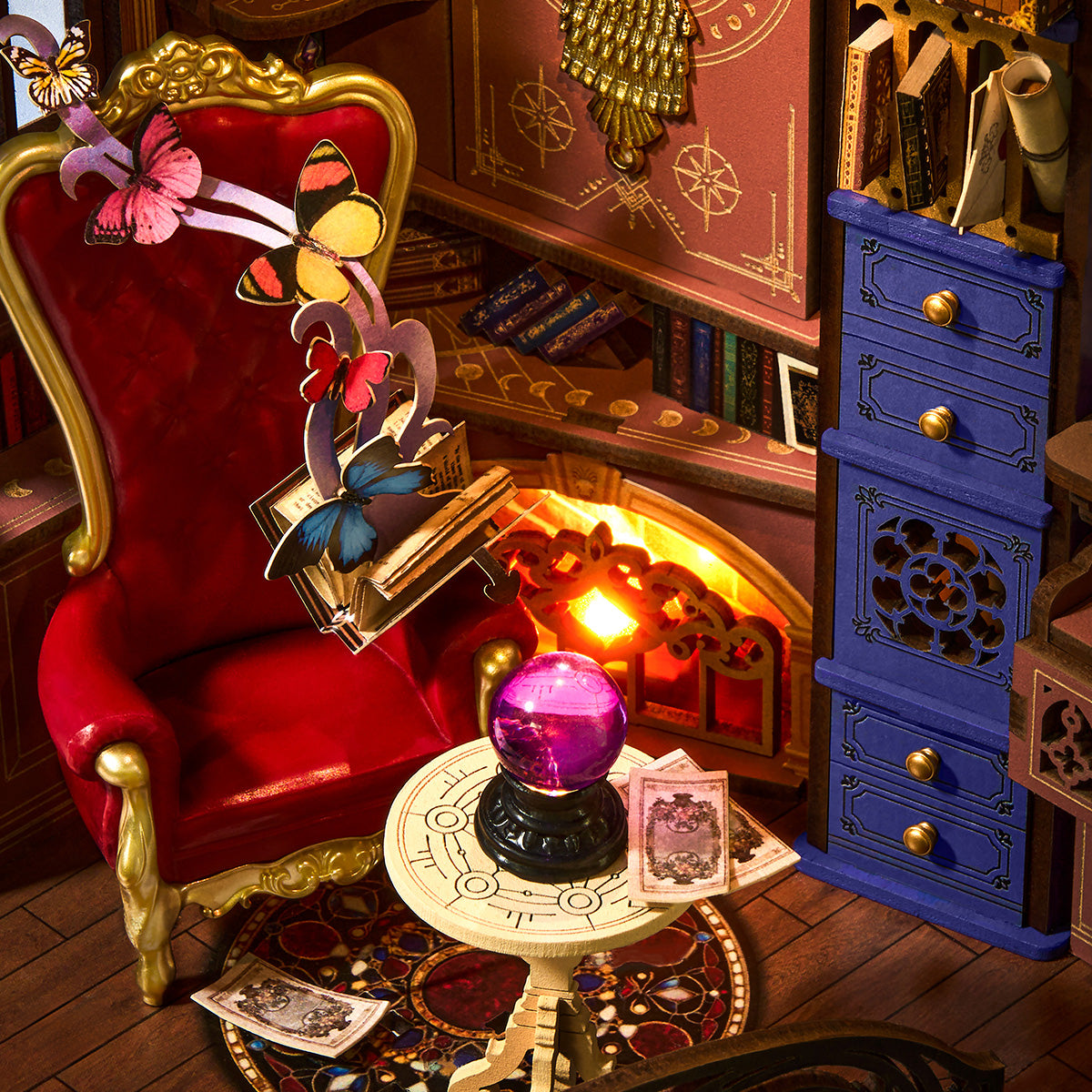 Magic Fantasy Corner TGB14 close-up van de stoel, het bureau en de kristallen bol details