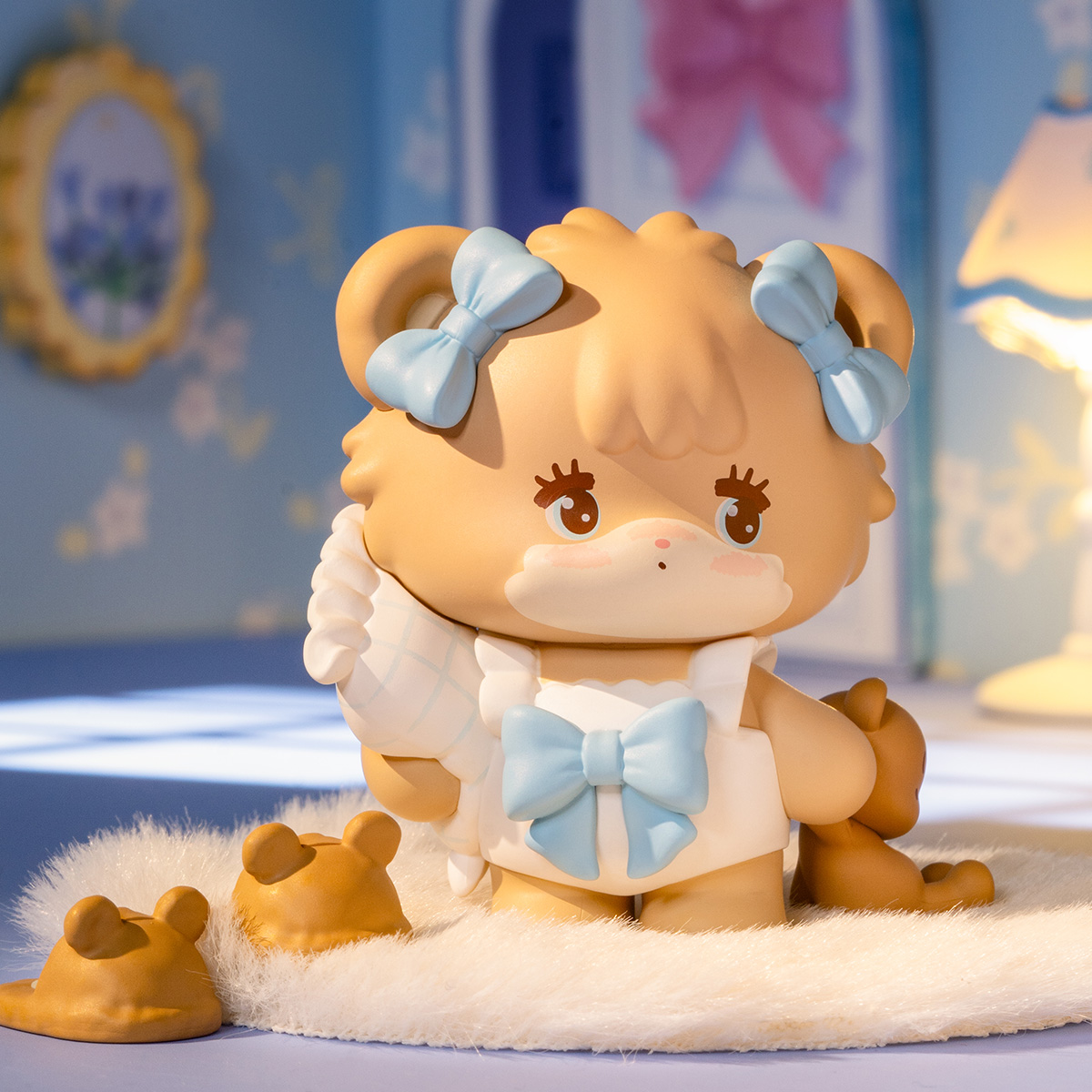 Mikko Babies Little World Bear Companion-figuur in een gezellige slaapkamerscène