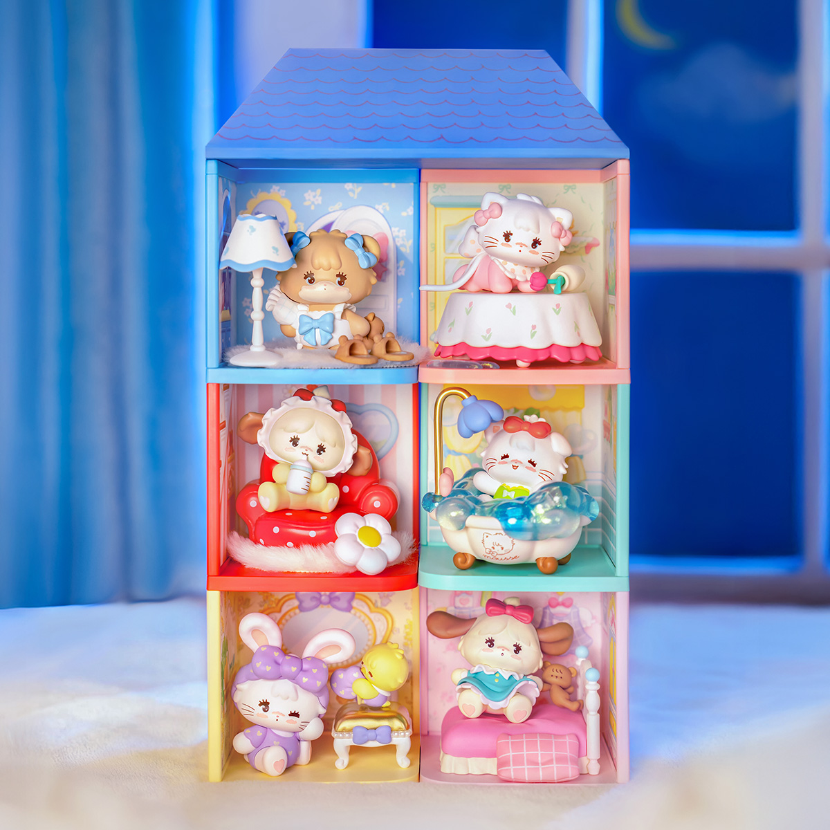 Mikko Babies Little World volledige collectiedisplay in een blauwe plankscène