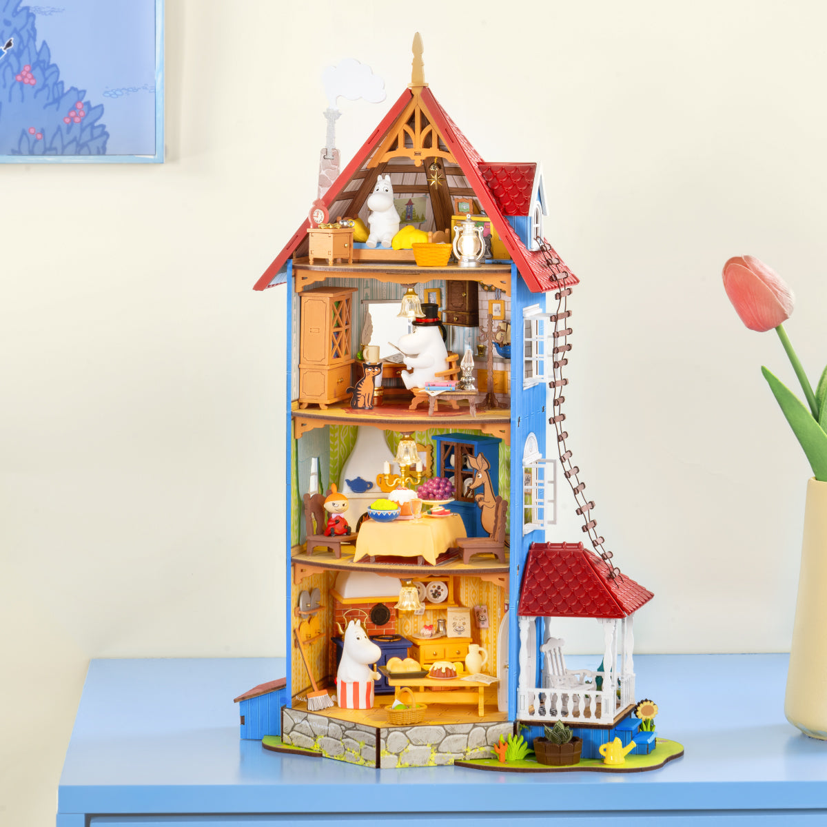 Rolife Moominhouse DIY miniatuurhuis weergegeven op een tafelblad met binnenkamers