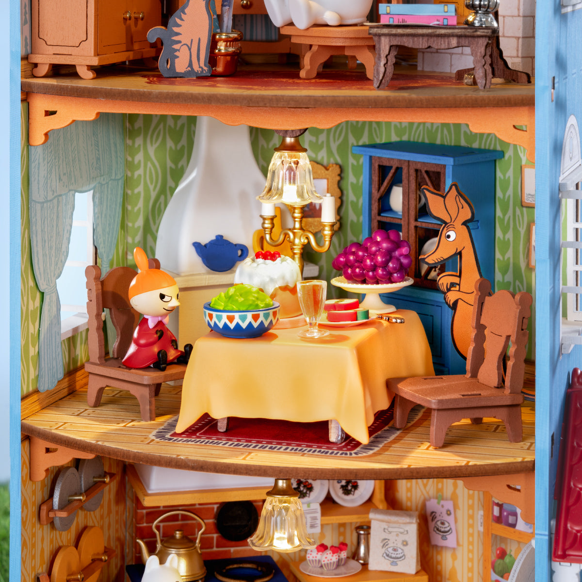 Rolife Moominhouse DIY miniatuurhuis eetkamer close-up met tafel en personages