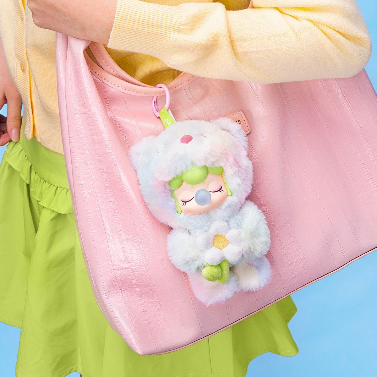Rolife Nanci Spring Bear MN003 pluchen hanger bevestigd aan een roze tas.