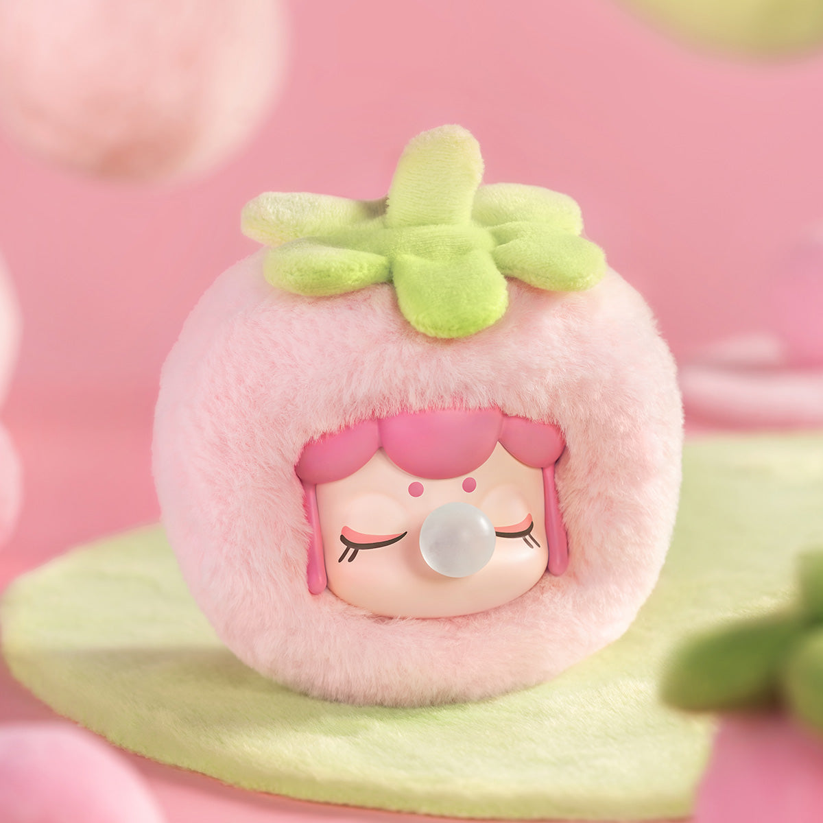 Nanci Fruit Mood Strawberry pluchen hanger op een zachtroze achtergrond