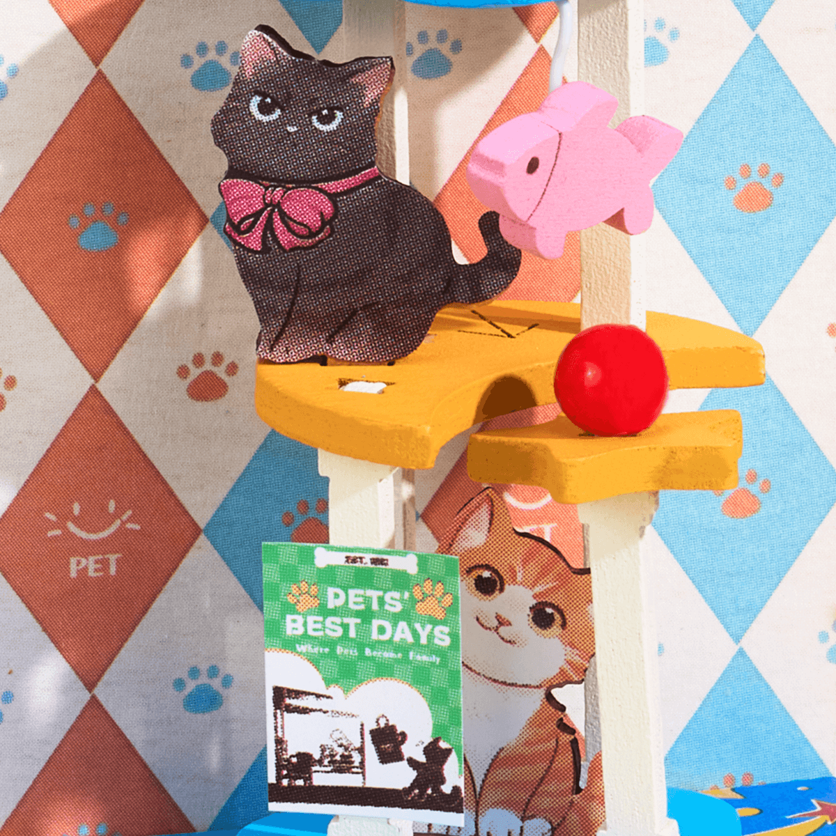 Pawfect Pet Shop DS045 close-up van hondenfiguur, welkomstbord en kattenposterdetails