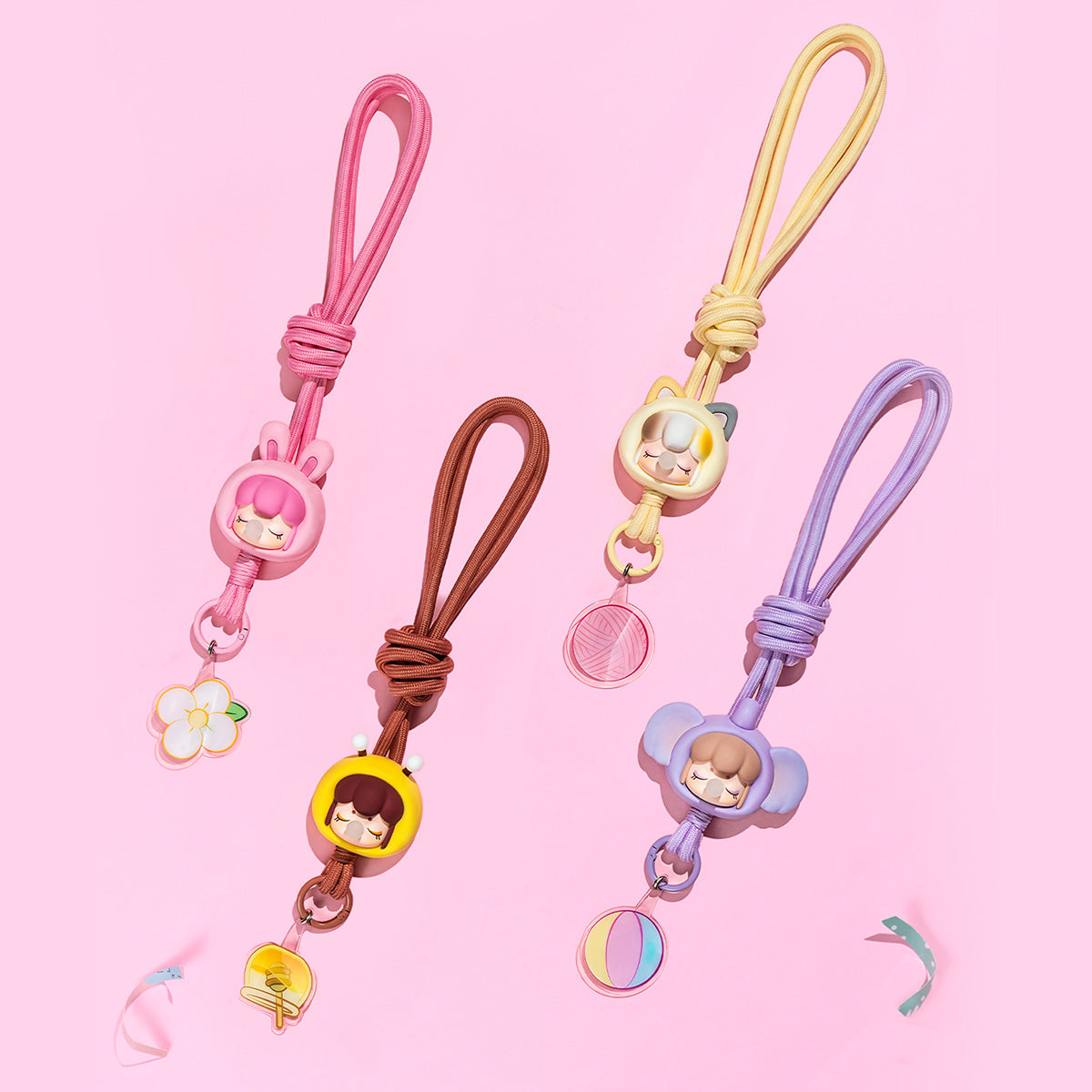 Baby Nanci Fluffy Party telefoonketting in een pastelkleurige displayscène