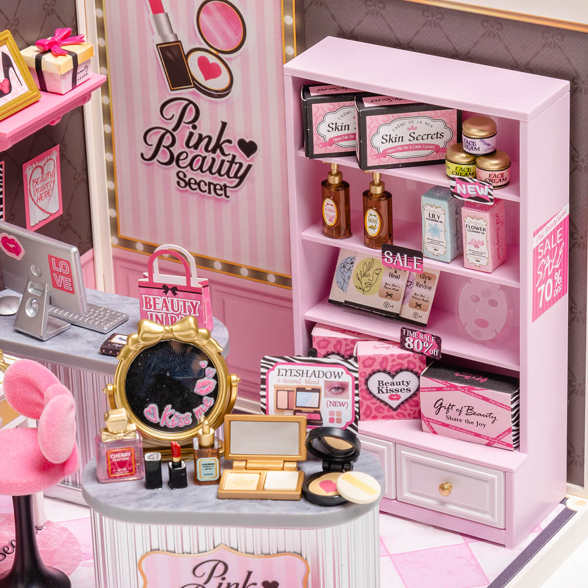 Pink Beauty Secret toonbankdetail met cosmetica, huidverzorgingsplanken, spiegel en vitrine