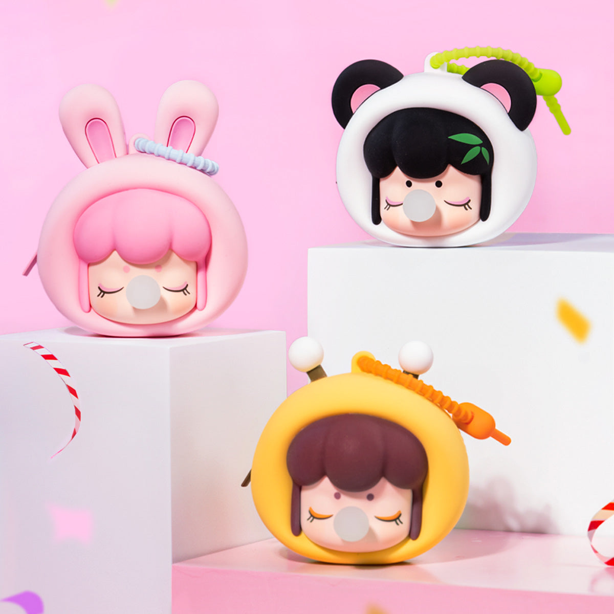 Baby Nanci Fluffy Party oortelefoonhoesje collectiedisplay op pastelblokken