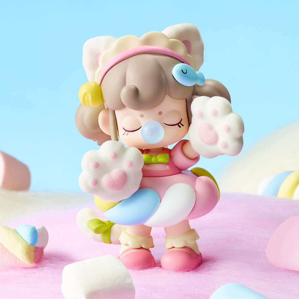 Nanci Sweet Time enkele figuur met pluizige wolken in een pastelkleurige scène