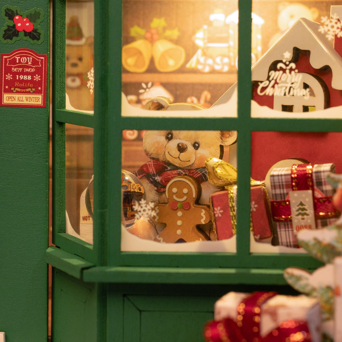 Santa's Toy Shop DP006 close-up van de etalage, teddybeer en speelgoedwinkeldetails