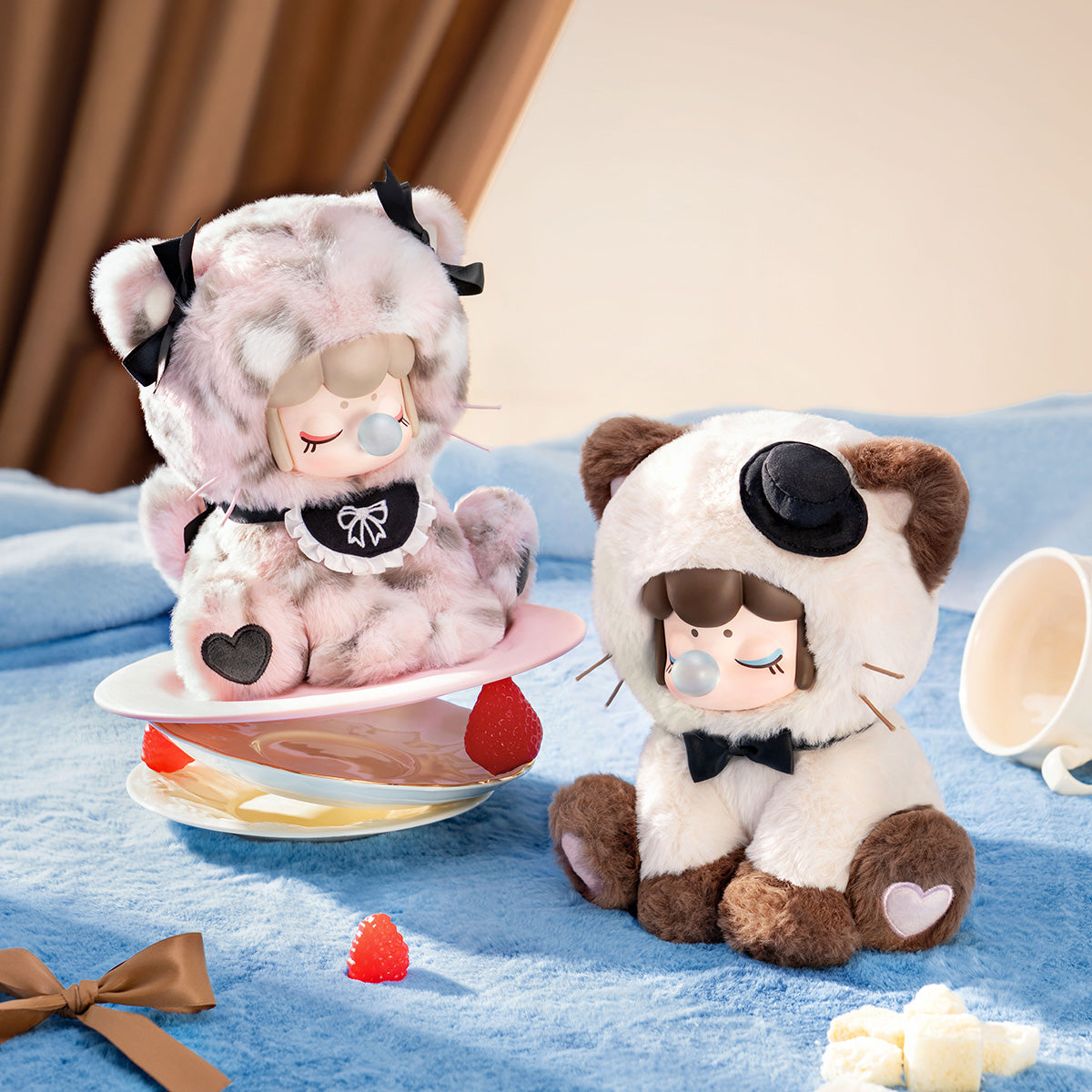 Nanci Tea Time Kitties Gentleman en Pink Maid pluchen poppen op een tafelblad