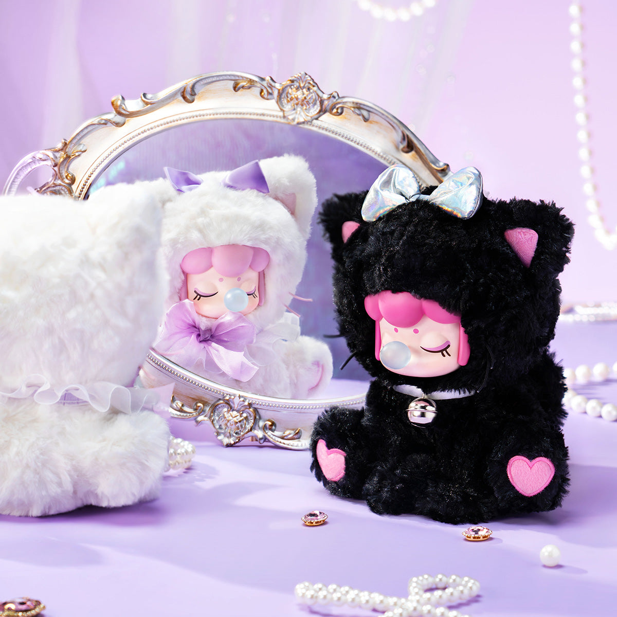 Nanci Tea Time Kitties White Angel en Midnight Honey pluchen poppen in een paarse scène