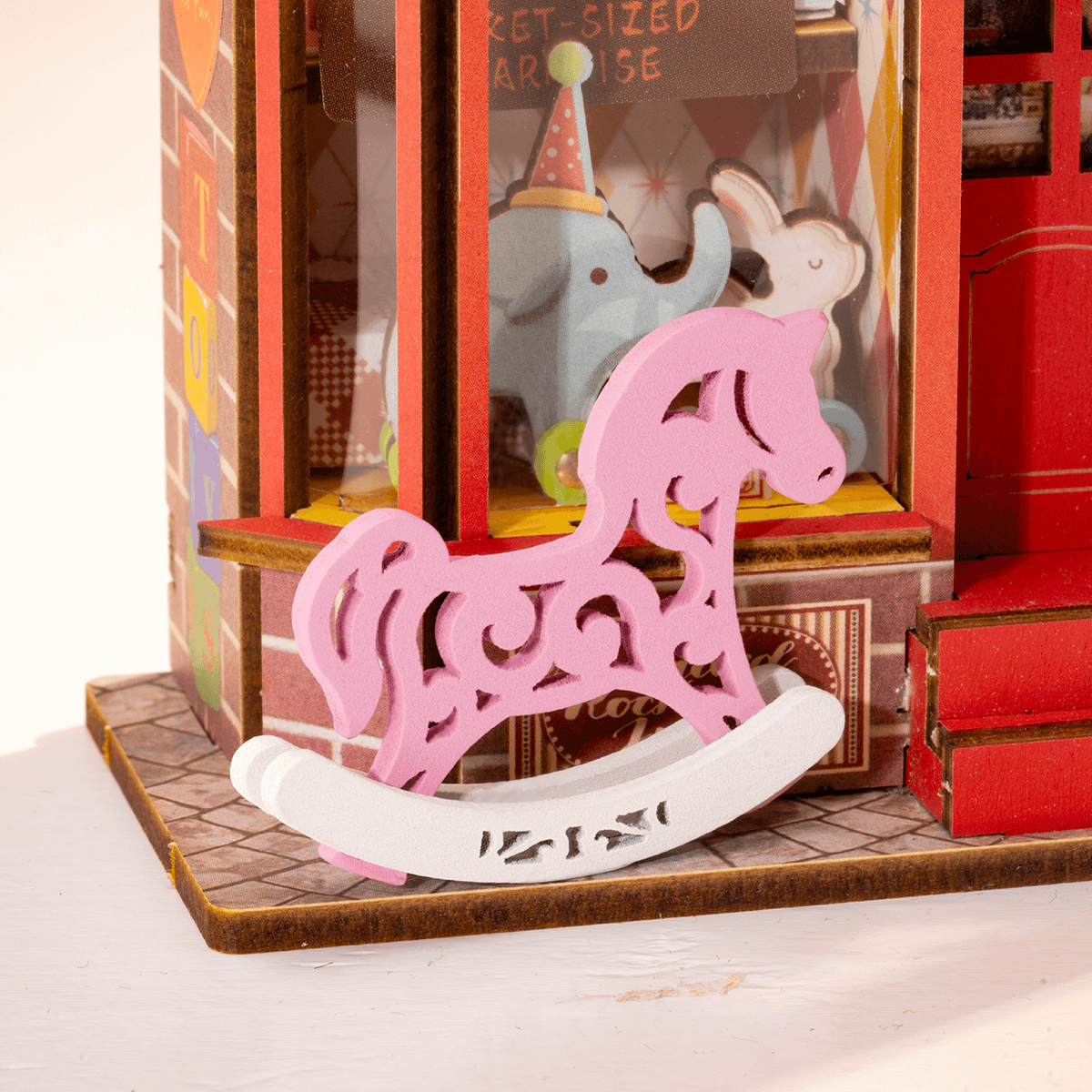 Whimsy Toy Shop DS044 close-up van een hobbelpaard bij de ingang van de winkel