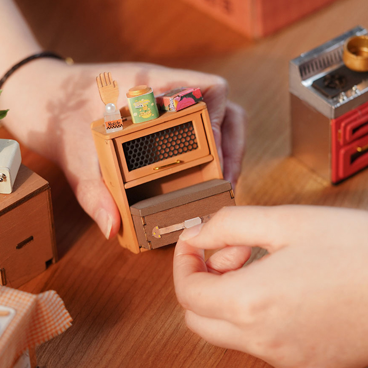 Rolife DIY Miniatuurhuis - Cosy Kitchen DG159 praktische montagescène