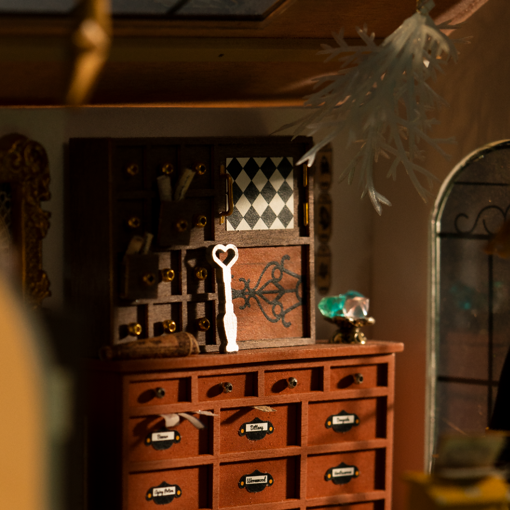 Close-up van Kiki's Magic Emporium houten ladekast en hangende sleutels
