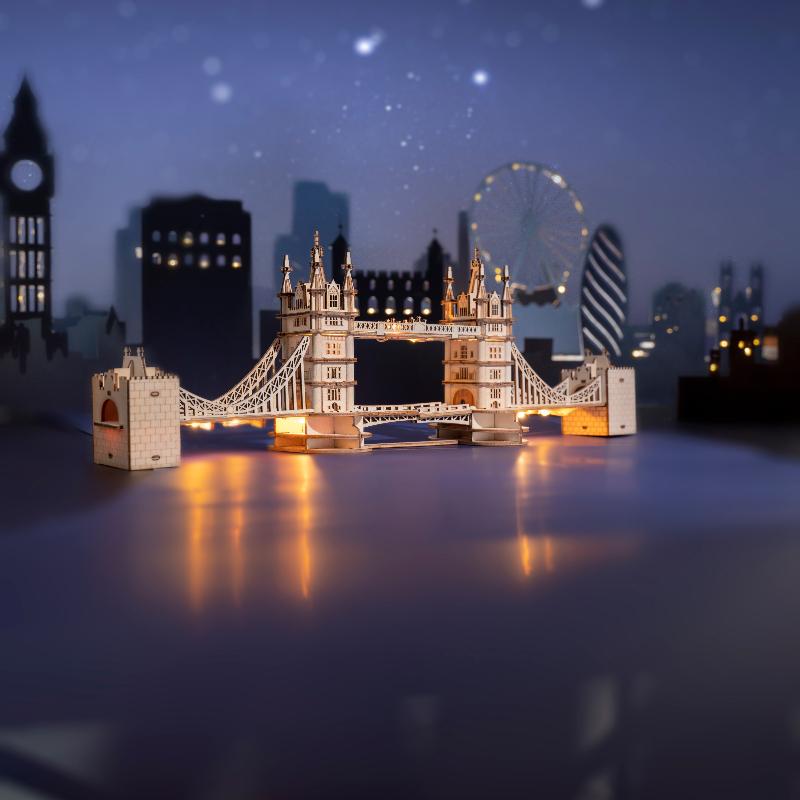 Rolife Tower Bridge TG412 weergegeven in een nachtelijk stadstafereel met reflecties