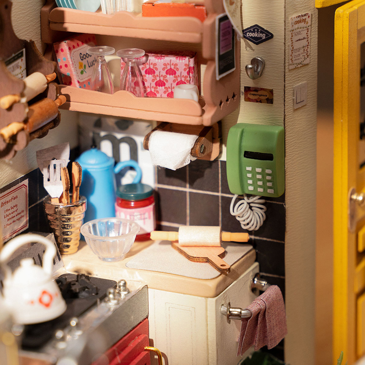 Rolife DIY Miniatuur Huis - Gezellige Keuken DG159 fornuis en gootsteen detail close-up