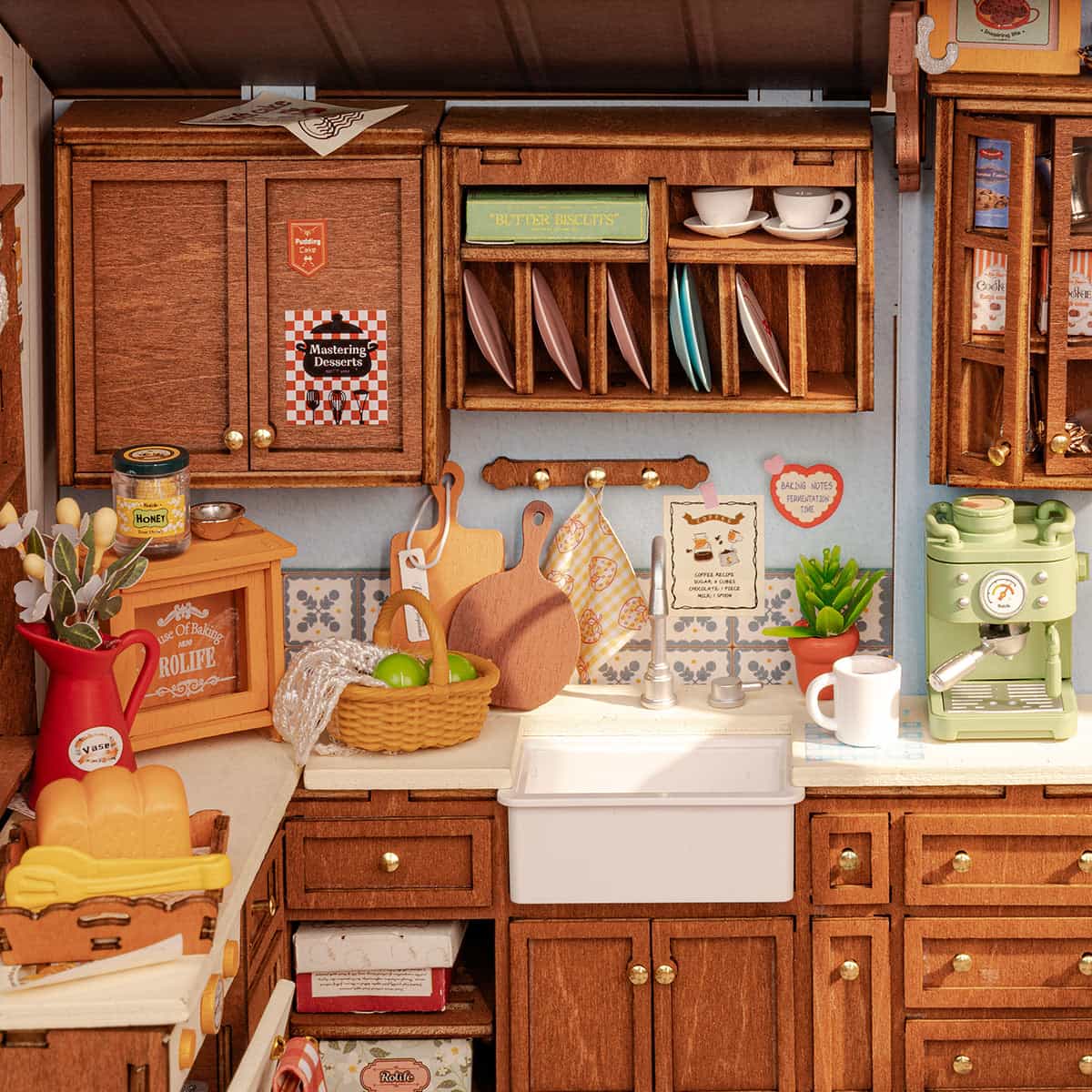 Primer plano de la encimera, el mueble para platos y los detalles de preparación de pan de Baking Kitchen DG172