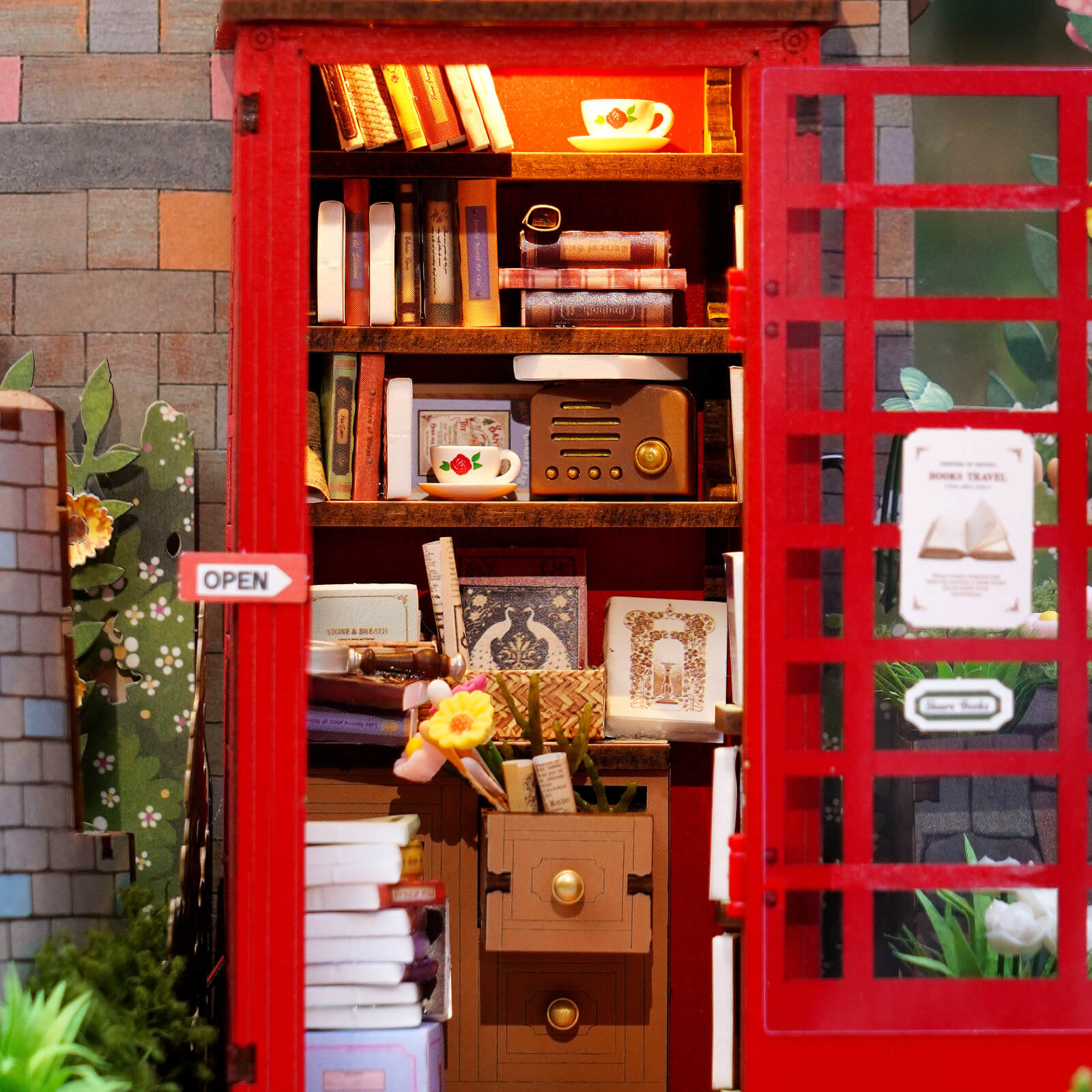 Primer plano de los estantes interiores, libros, cajones y puertas abiertas de Blossom Book Booth