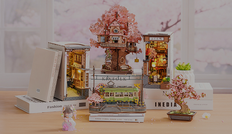 Kits Rolife Sakura DIY exhibidos en una habitación inspirada en la primavera