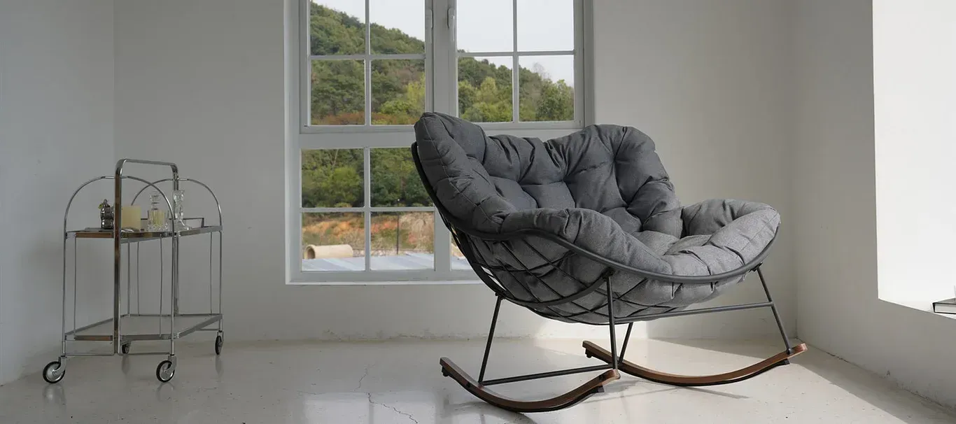 Wide seat and ergonomic armrest detail