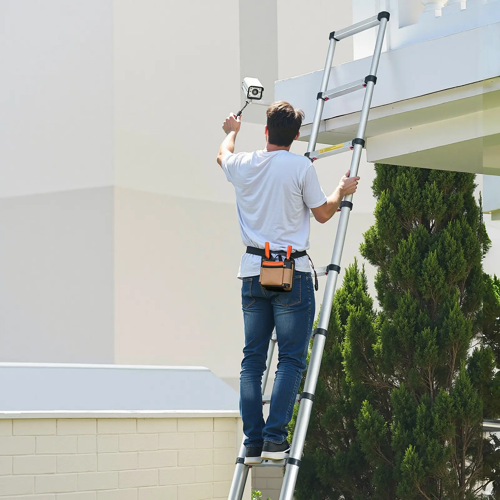 Escalera telescópica de 12.5 pies — De aluminio, ligera, multiusos y plegable — Retracción con un solo toque — Alta resistencia (capacidad máx. de 330 lb) con pies antideslizantes — Ideal para el hogar, trabajos al aire libre y acceso a desvanes.