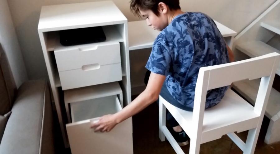 Este gabinete se transforma en un escritorio portátil con una silla oculta