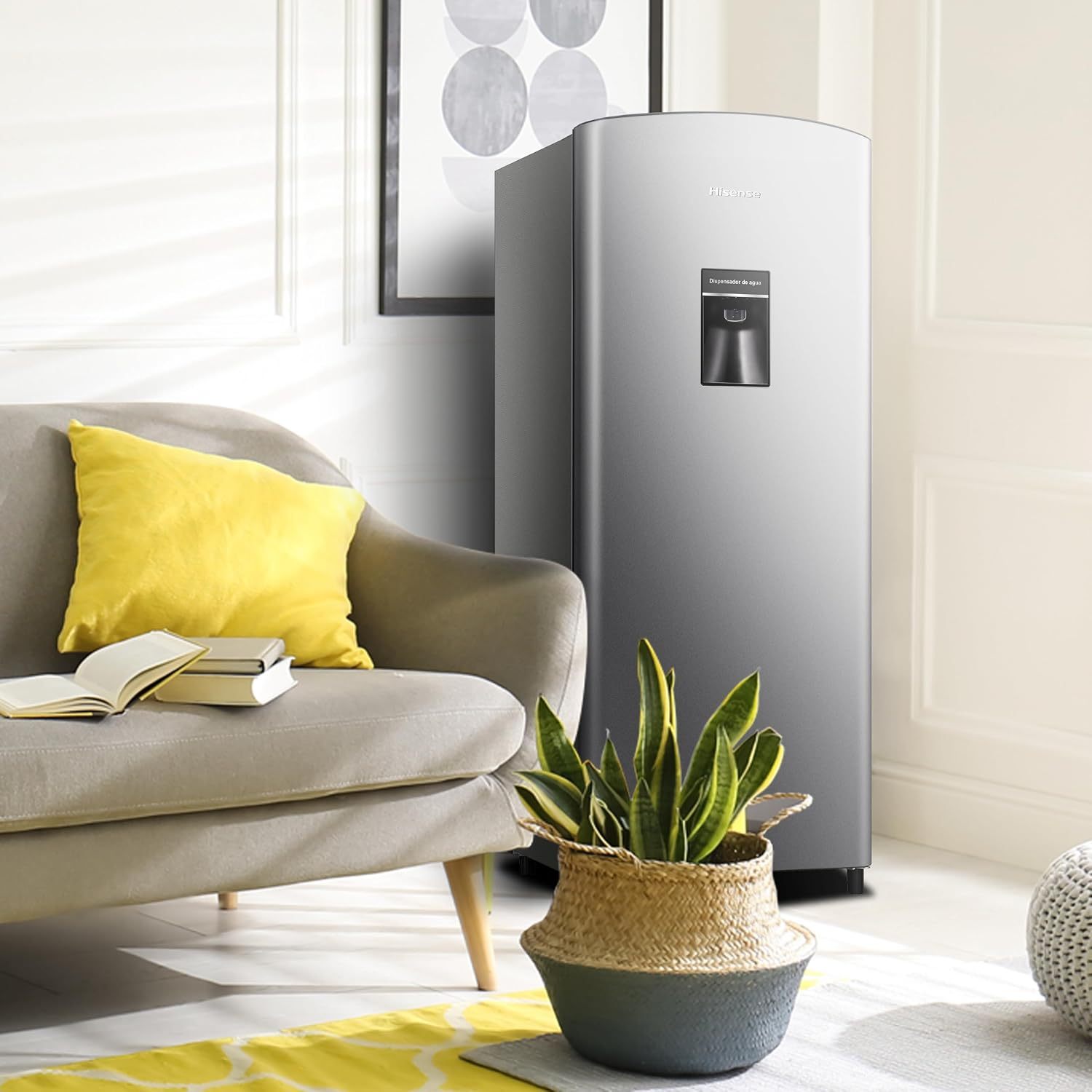 Refrigerador Hisense de 173 L con Congelador Interno, Dispensador de Agua, Iluminación LED y Deshielo Semiautomático