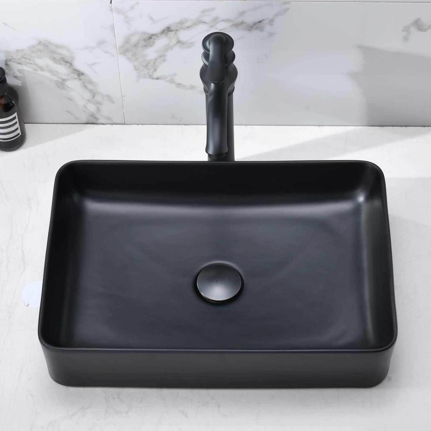 VOKIM - Conjunto de fregadero y llave de baño de 20 x 14 pulgadas, rectángulo moderno sobre el mostrador, porcelana negra, lavabo de cerámica y llave de bronce aceitado