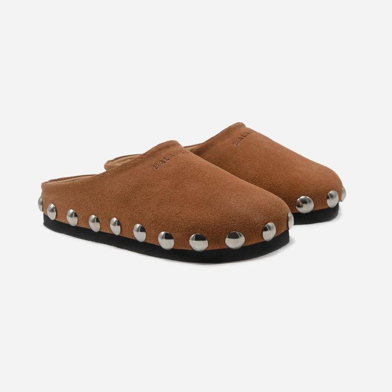 PENNY CLOG Calzado estilo zueco de ante, adornado con tachuelas plateadas (2 pares).