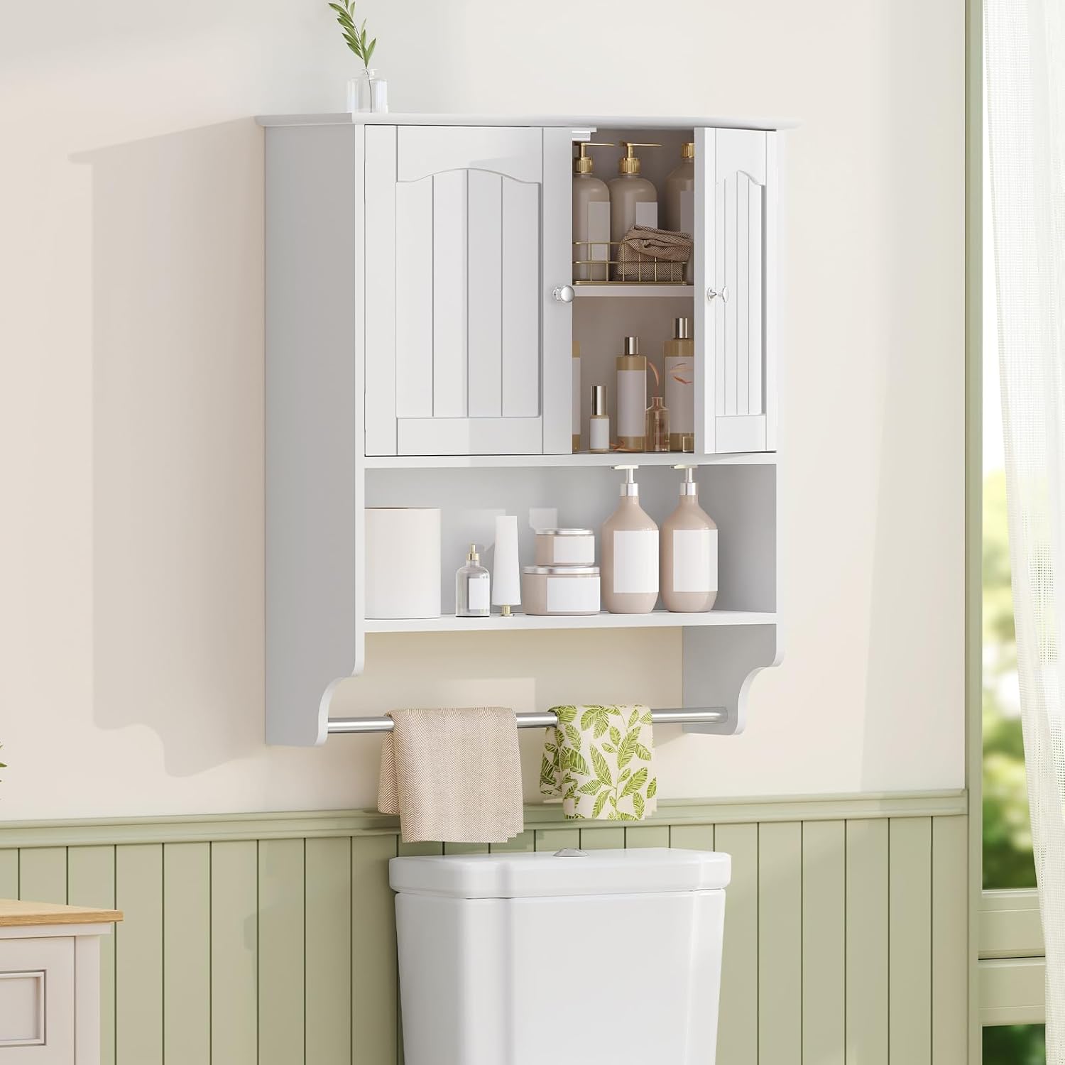 Iwell Mueble de baño montado en la pared con toallero y estante ajustable, clóset de almacenamiento sobre el inodoro, gabinete de medicina para baño, blanco