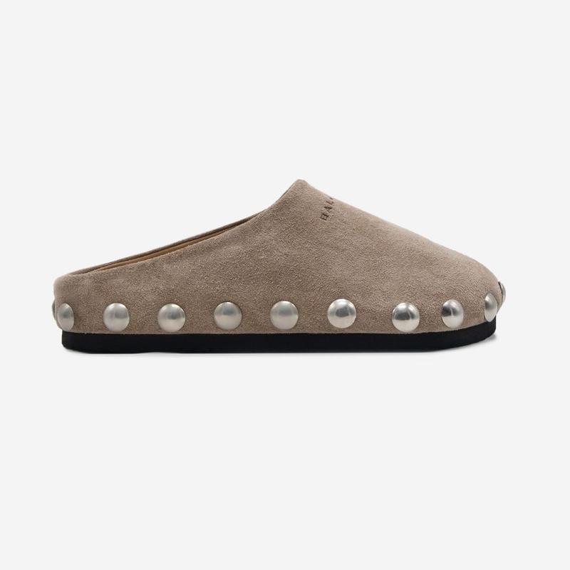 PENNY CLOG Calzado estilo zueco de ante, adornado con tachuelas plateadas (2 pares).