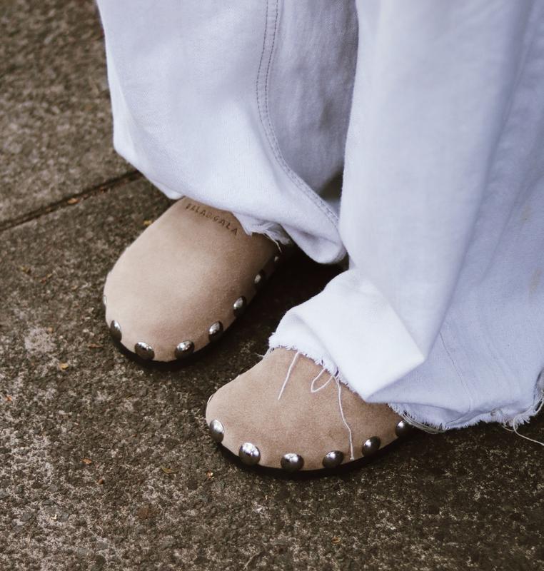 PENNY CLOG Calzado estilo zueco de ante, adornado con tachuelas plateadas (2 pares).