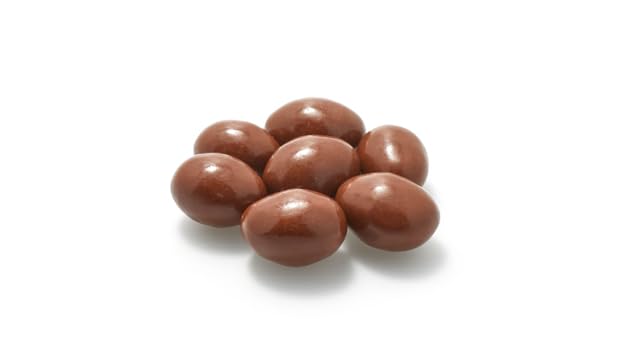 Yupik Milk Chocolate Covered Almonds, 2.2 lb (35.2 oz), Kosher, Whole Nuts, Almonds Dipped in Fine Milk Chocolate, Crunchy & Smooth, Chocolate Candy, Classic Sweet Snacks