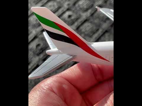 Daron Toy Airplane RT9904 – Emirates A380 – Die-Cast Metal Model Airplane Toy with Plastic Parts for Kids Ages 3+