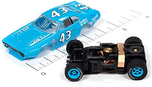 Auto World SC355-2 Xtraction R31 Plymouth Road Runner Southern Richard Petty HO Slot Car