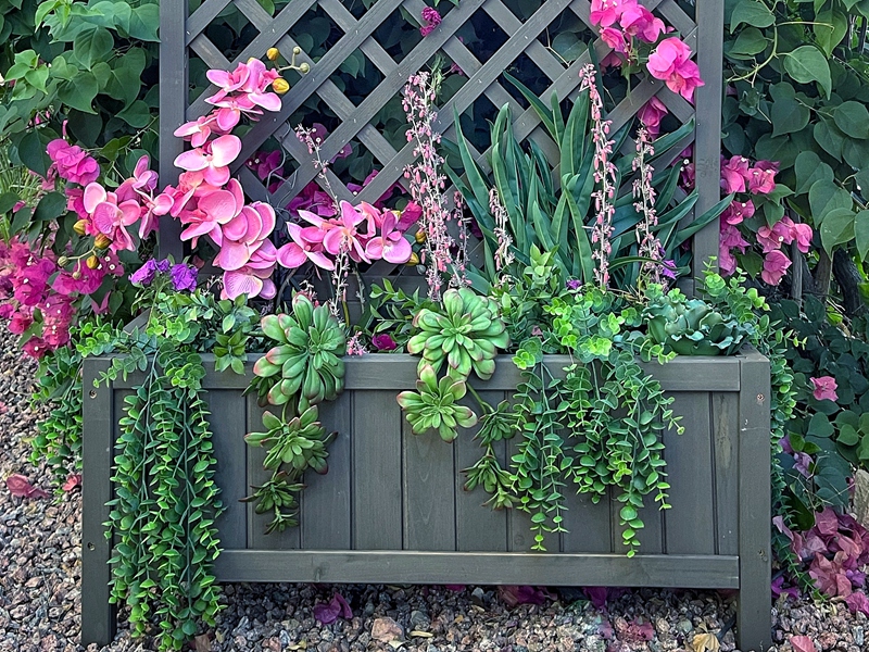 Garden Planter with Trellis